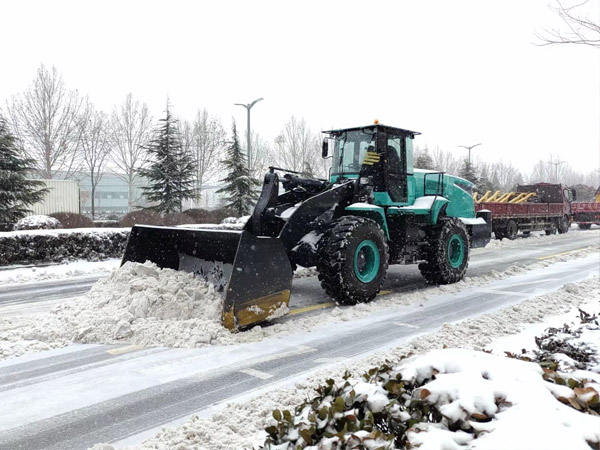 除雪保畅，尊龙凯时铁肩道义勇担重任！