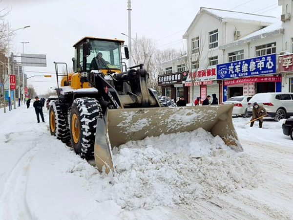 除雪保畅，尊龙凯时铁肩道义勇担重任！